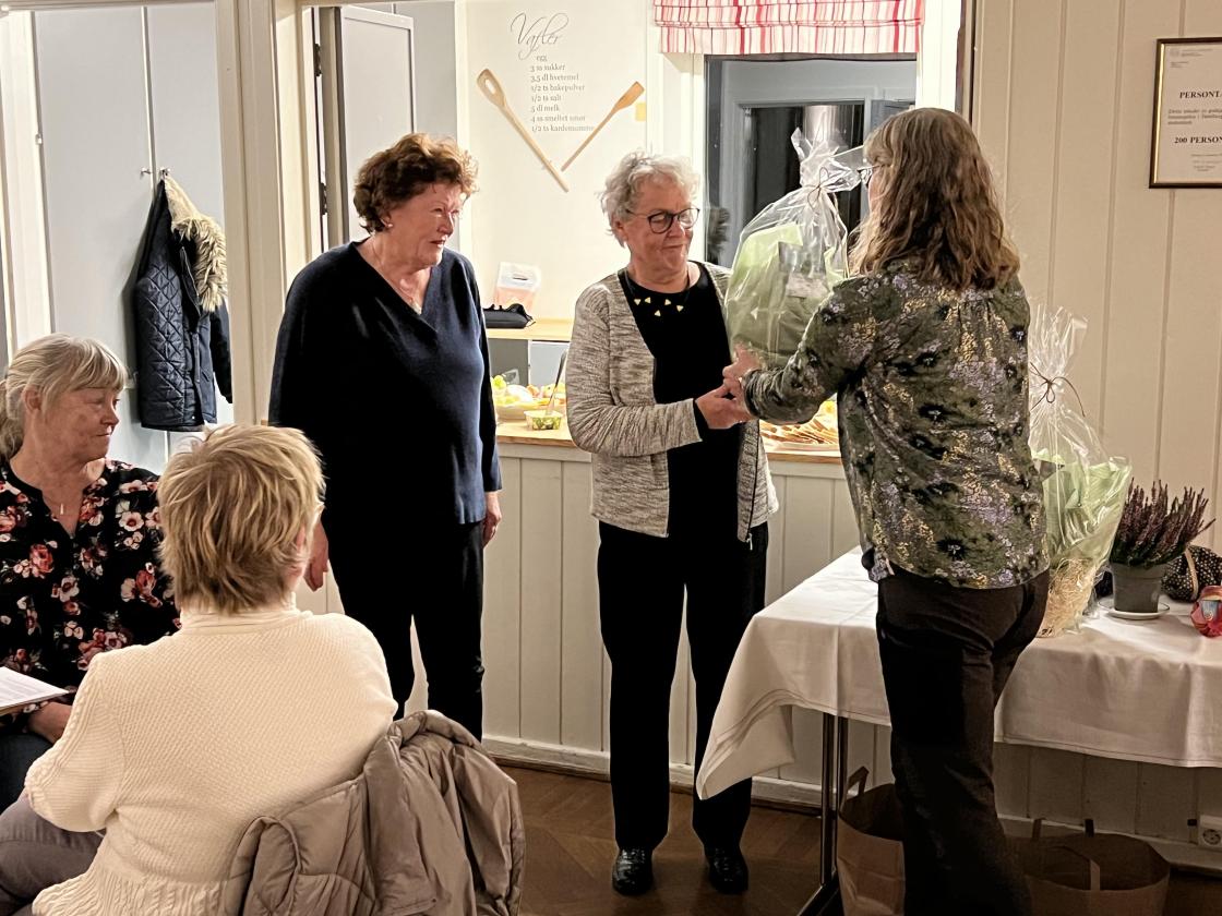 Tone Løn Tvedten overrekker blomster.