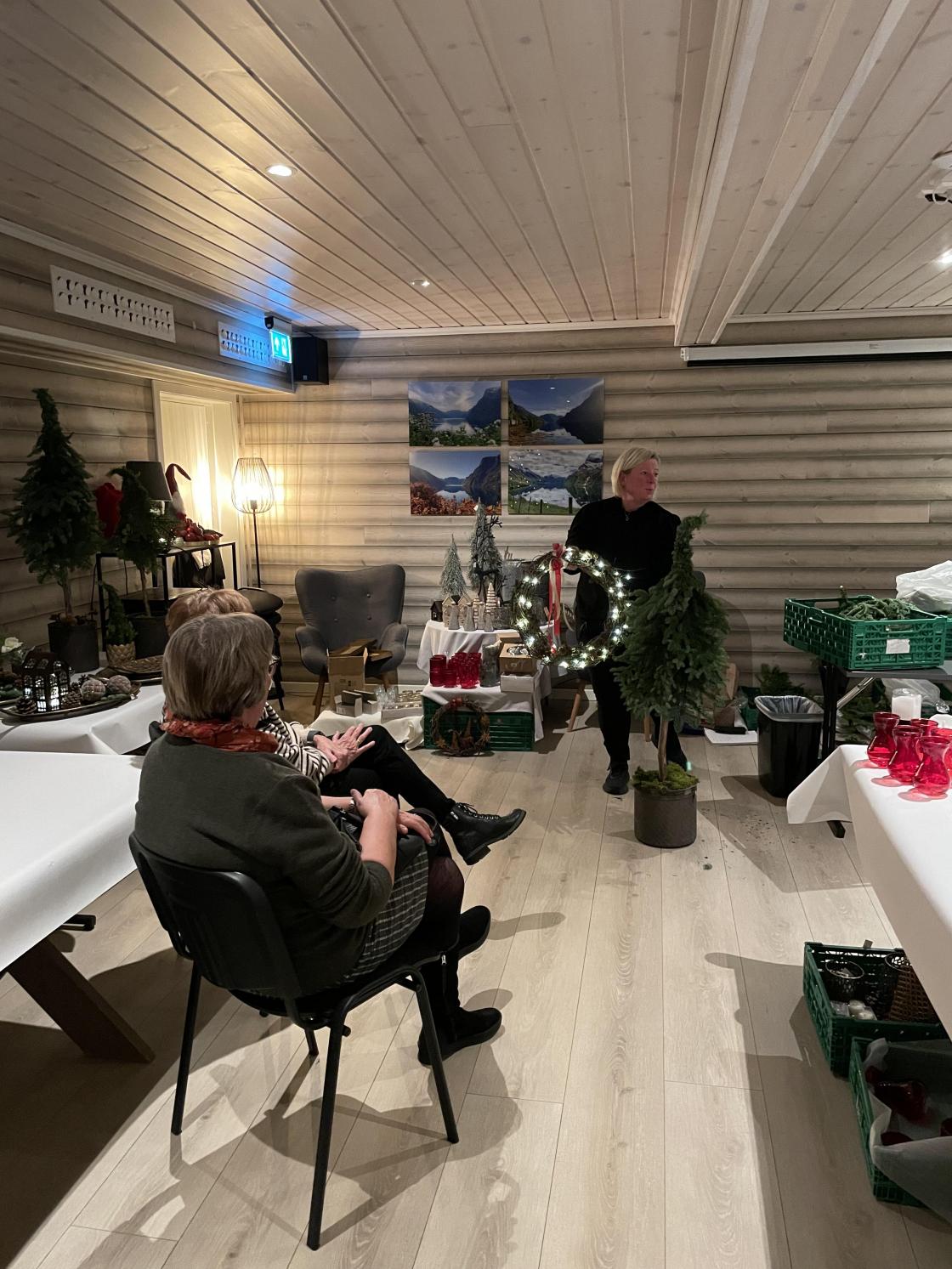 Demonstrasjon av juledekorasjonar