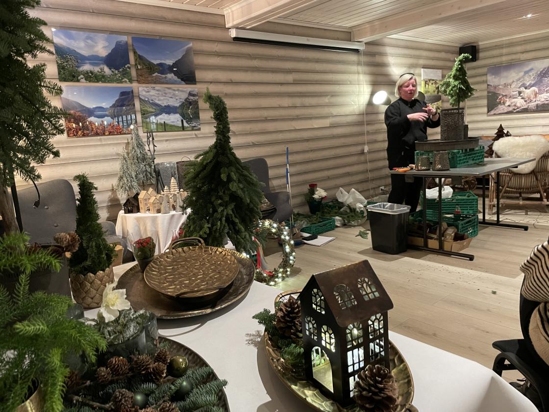 Linda frå Tystad Blomster viser juledekorasjonar