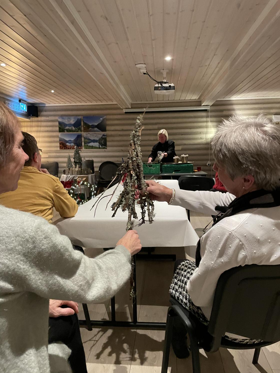 Kvist-tre blir sendt rundt blandt tilhøyrarane