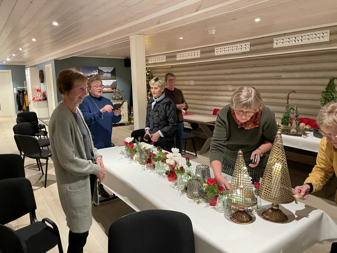 Publikum kunne sjå nærmare på og kjøpe dekorasjonar