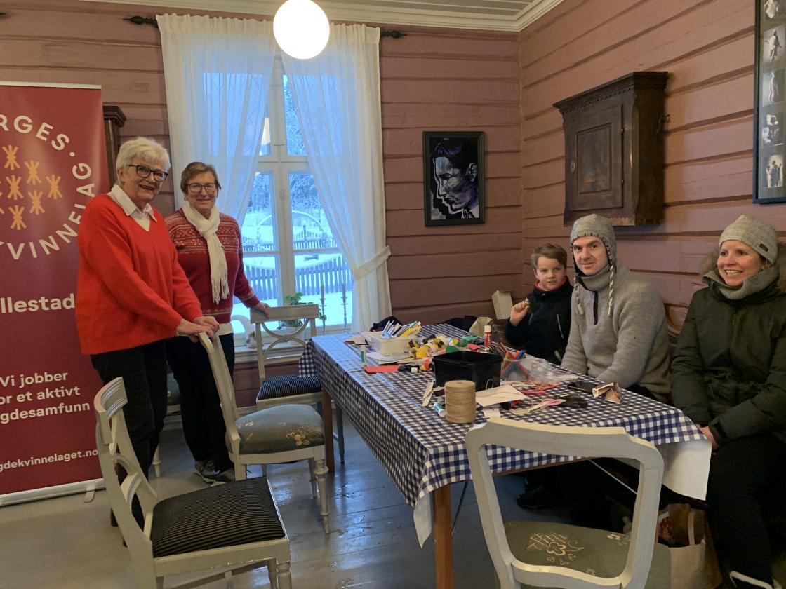 Og i Rambergskolen hadde bygdekvinnene gratis juleverksted. Her med familien Moen Pettersen