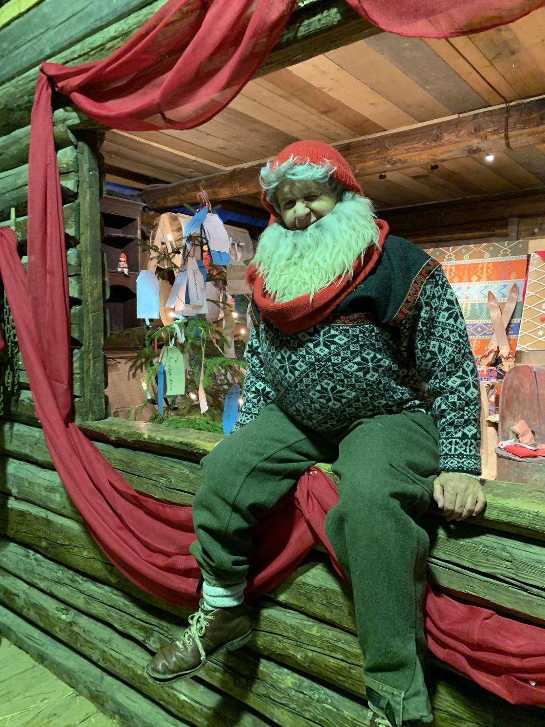 ..som de tok med til Nissefar på Låven - der de fikk en gave