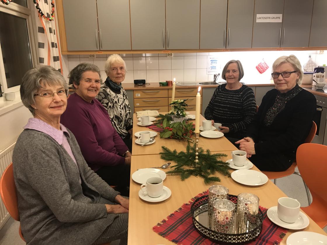 Fine damer og fin bordpynt.