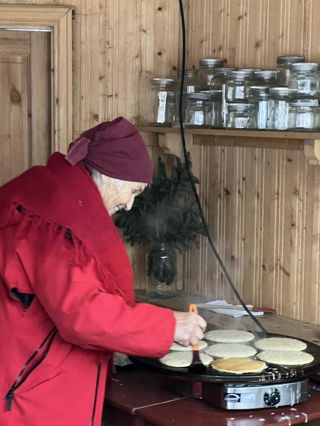 Hillestad Bygdekvinnelag bød på nystekte sveler og kaffe