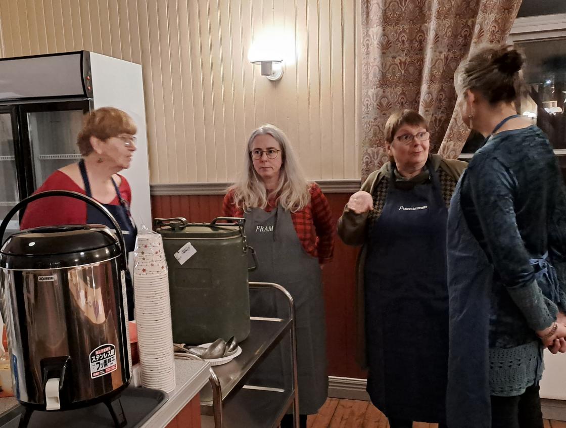 damene i bygdekvinnelaget serverte lapskaus