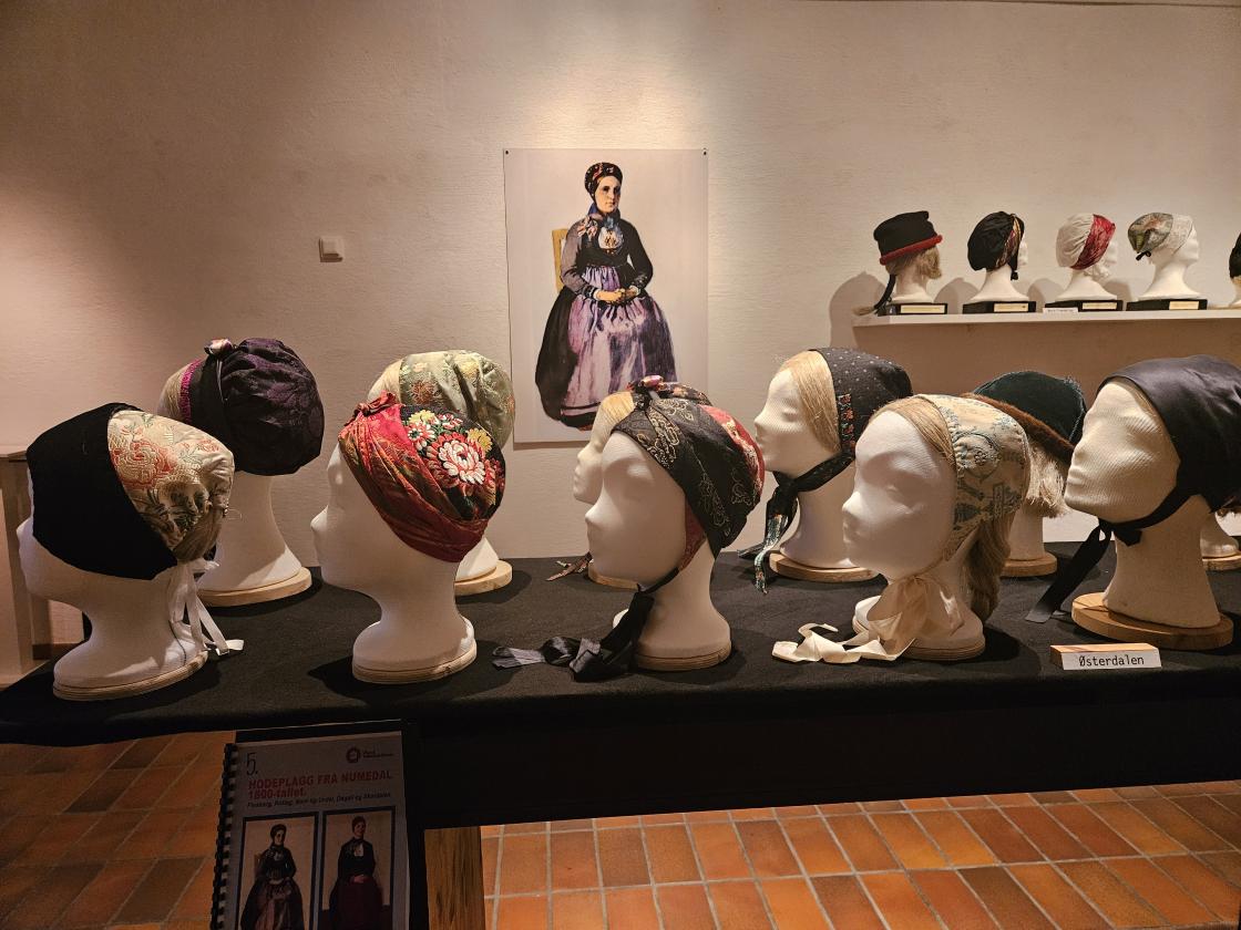 Bilete av hovudplagg frå Numedal, silke, brokade, mange fargar