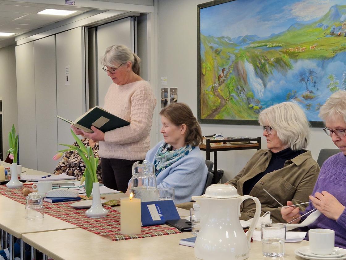 Kari las et stykke av Halldis Moren Vesaas.