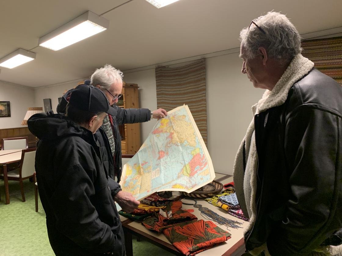 Matko Plosnic måtte få geografien på plass og Sæming og Arne Mathias forklarer