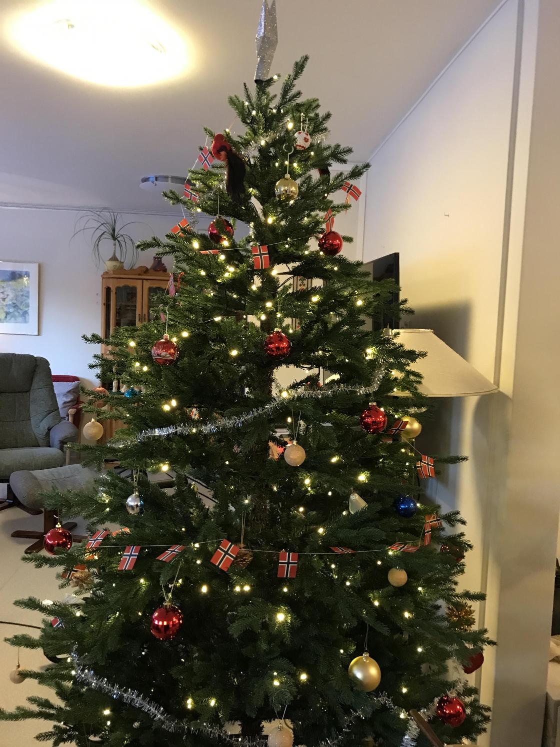 Juletreet fint pynta.