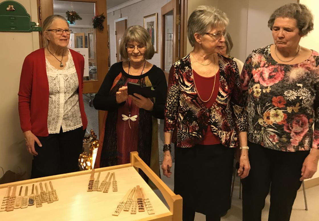 Kafegruppa klare for trekking av vinnarlodd.