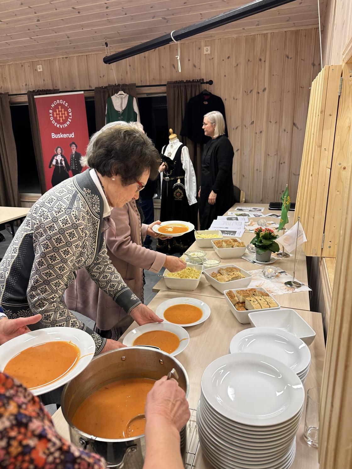 Så ble det servert suppe med tilbehør