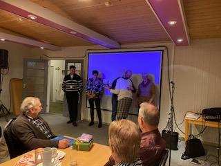 Elin takker folkene fra banken