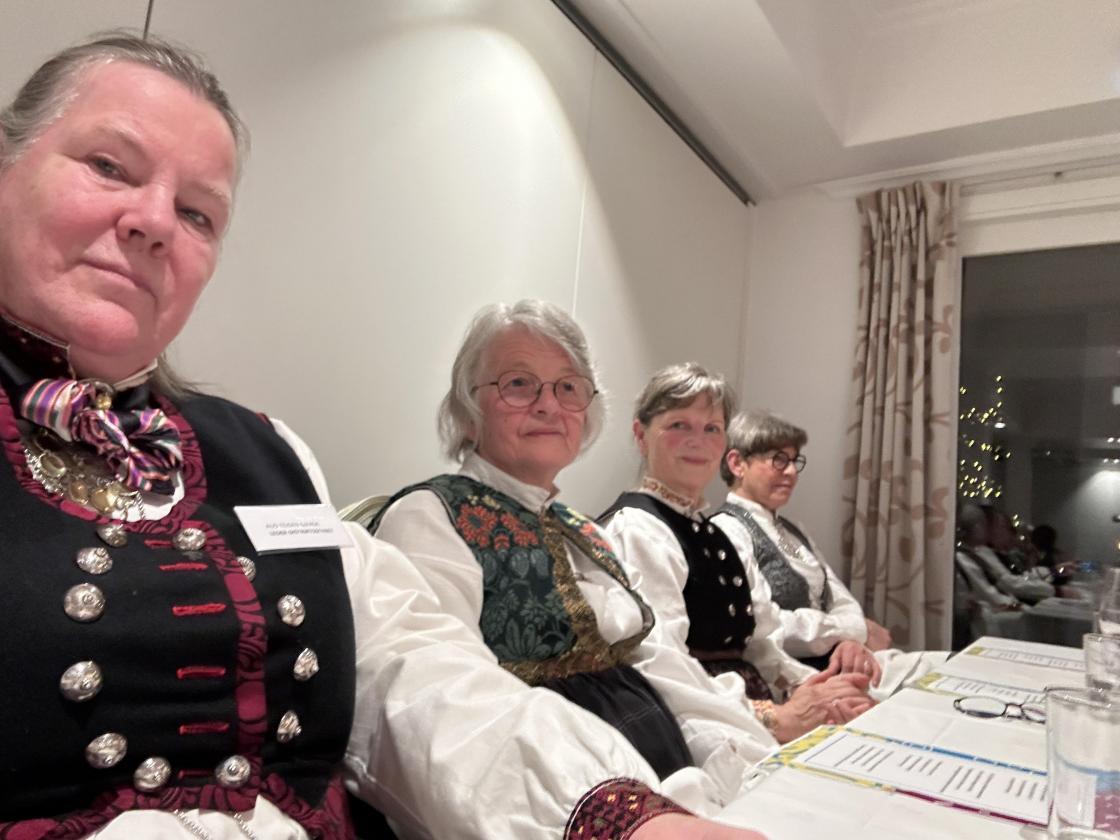 Bunadpyntede bygdekvinner