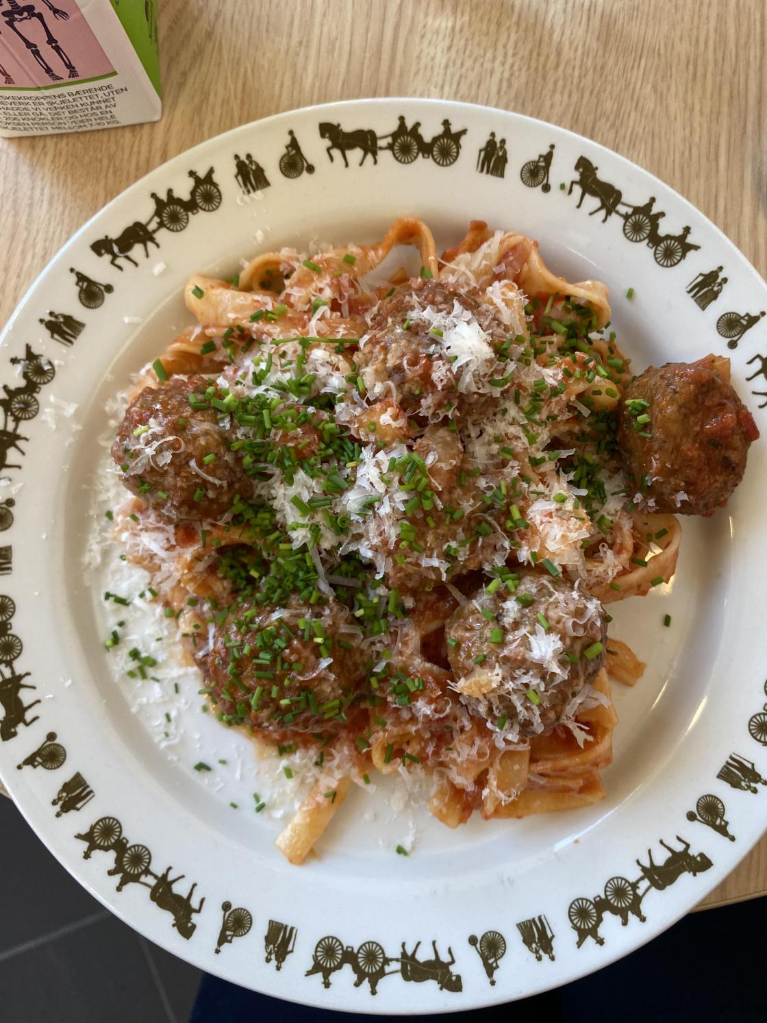 Skolelunsjen bestod av kjøttboller med pasta.  – Til og med løk og sopp var spiselig, blandet med annen god mat, syntes elevene.