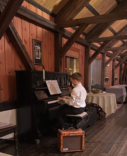 Lars Martin Samland underholdt med flott piano konsert