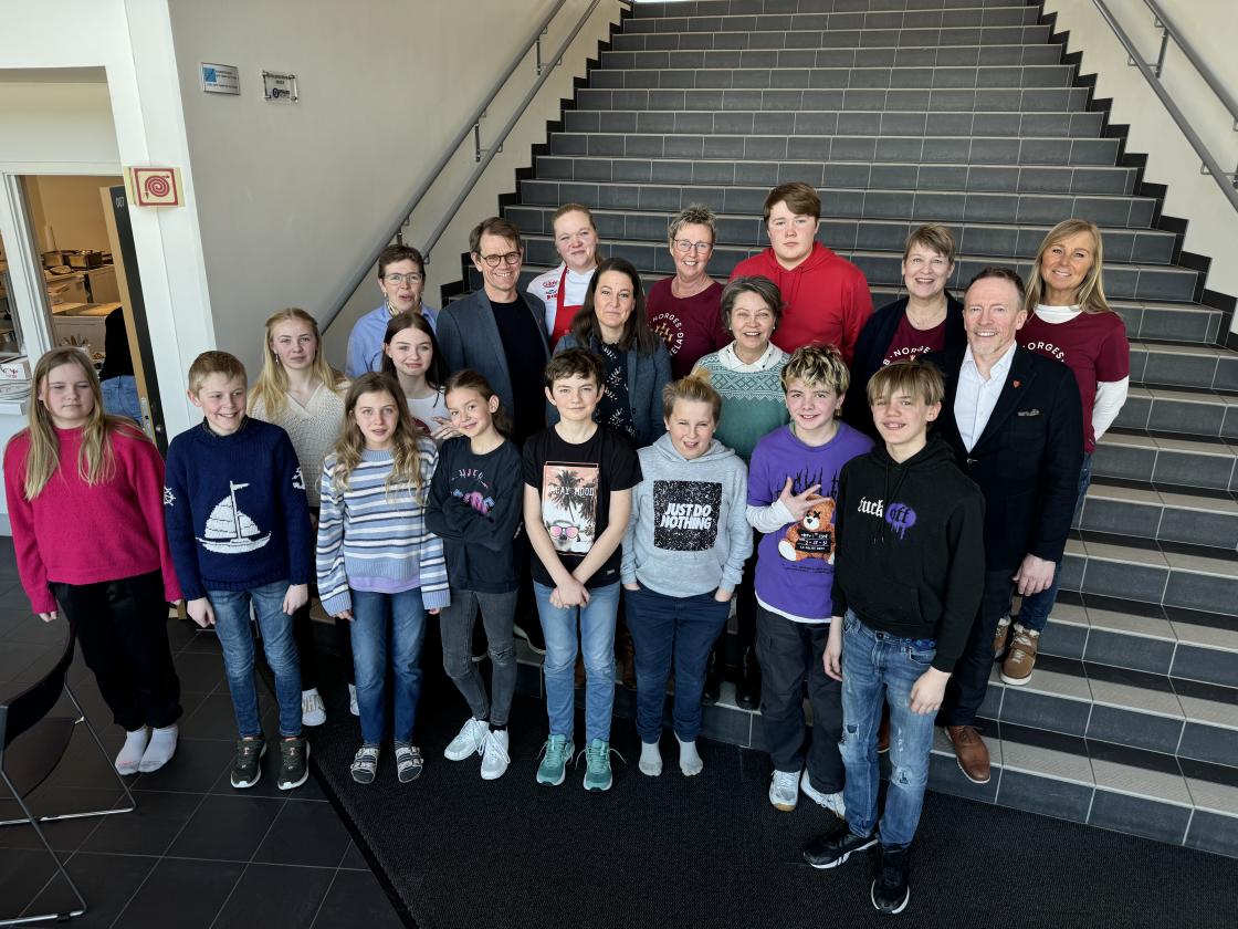 Elever fra 7. elever på Gaupen skole. Voksne f.v. Kjerstin Lundgaard (kommunestyrerepresentant AP), varaordfører Geir Roger Borgedal (AP), landslagskokk Anette Myrhagen, Karina Solheim, markedssjef i Gilde, Inger Amb fra Ringsaker Bygdekvinnelag, rektor Gerd Elin Borgen på Gaupen skole, Tobias Schultz Vikholt (AUF kommunestyret), Sanna Røhr fra Ringsaker Bygdekvinnelag, Ordfører Kai Ove Berg (H) og Helena Frogner.
