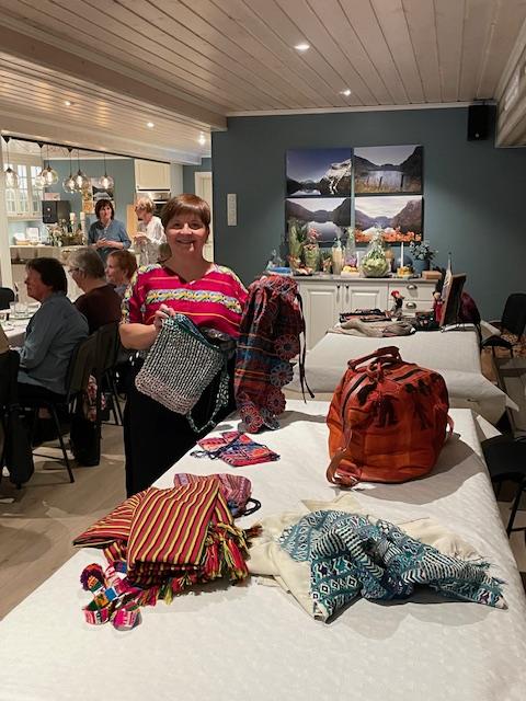 Cecilie Lyslo viser fram handtverk frå Guatemala