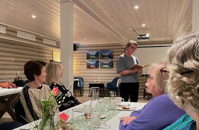 Judit Aa les opp tekst og dikt frå Tankekransen