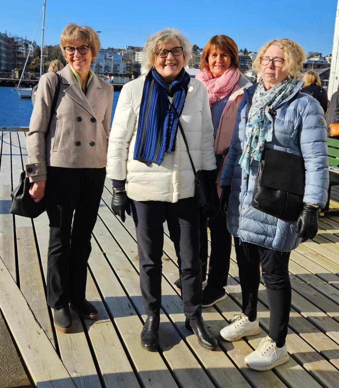 Valldalsdamene kosar seg i sola.