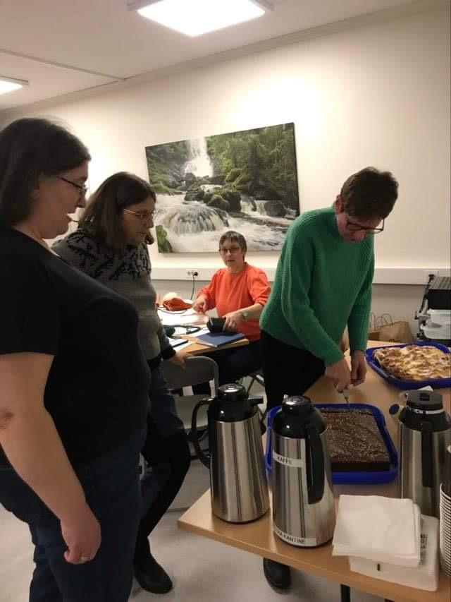 May Helen, Anne og Karin ordner med kaffe og kaker