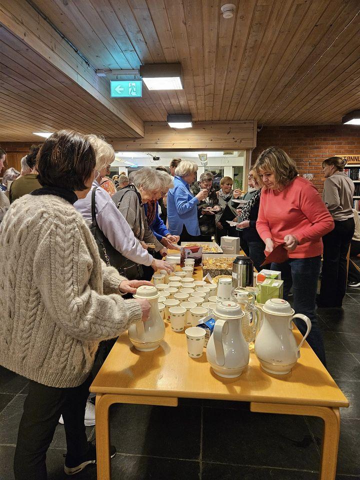 Publikum forsyner seg med kaffi og mat