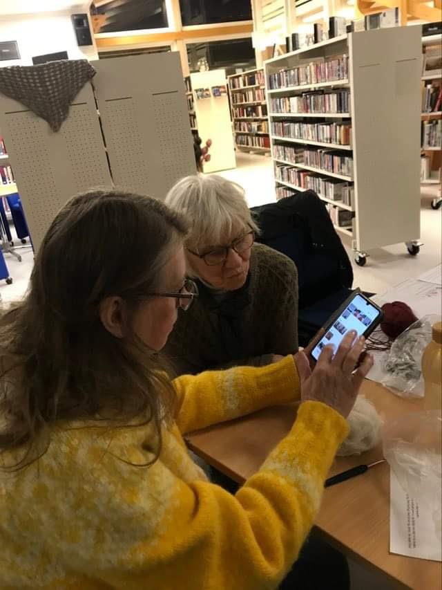 Torgunn og Sissel studerer oppskrifter