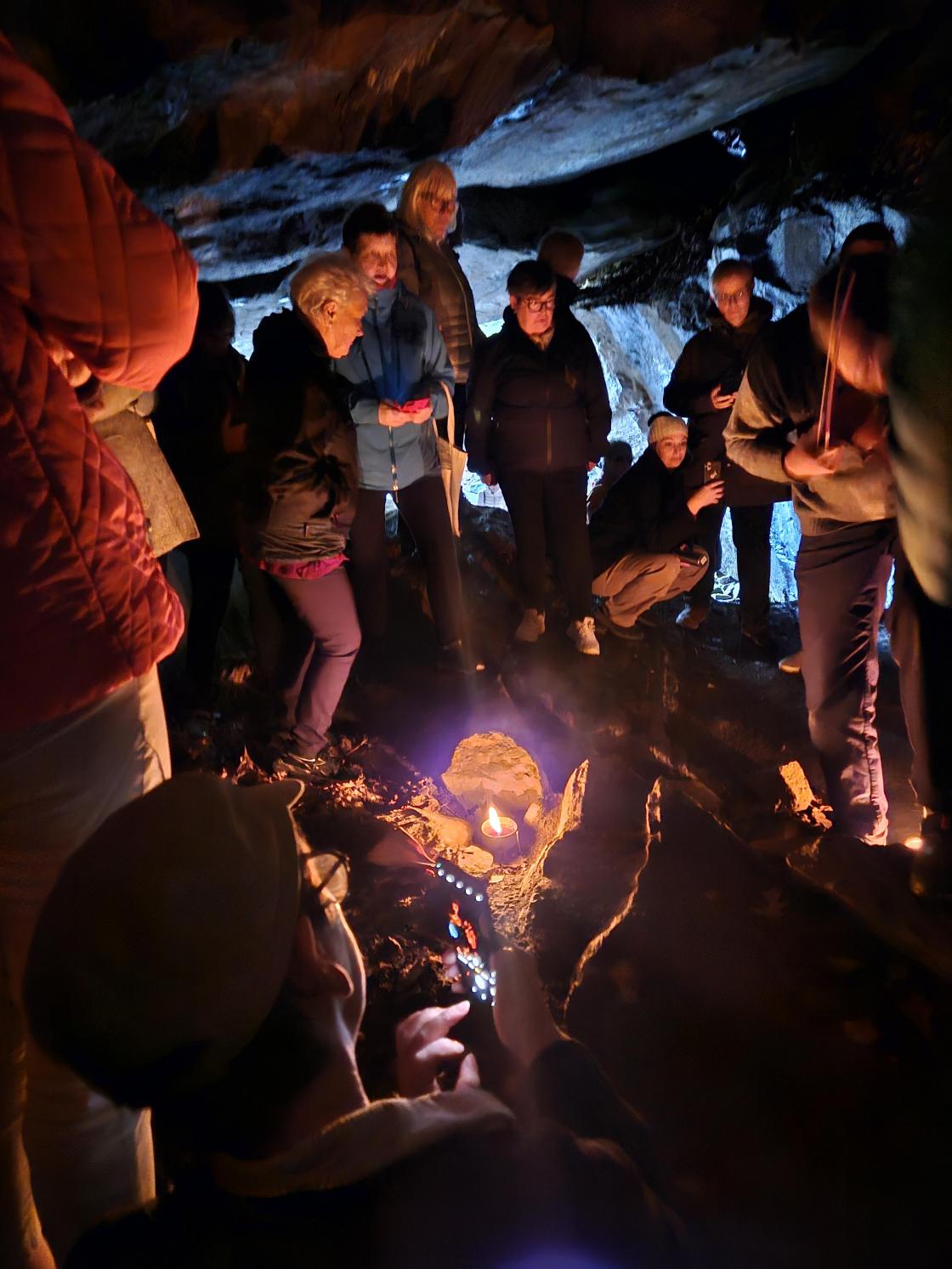 Folk i mørkt rom, med faklar