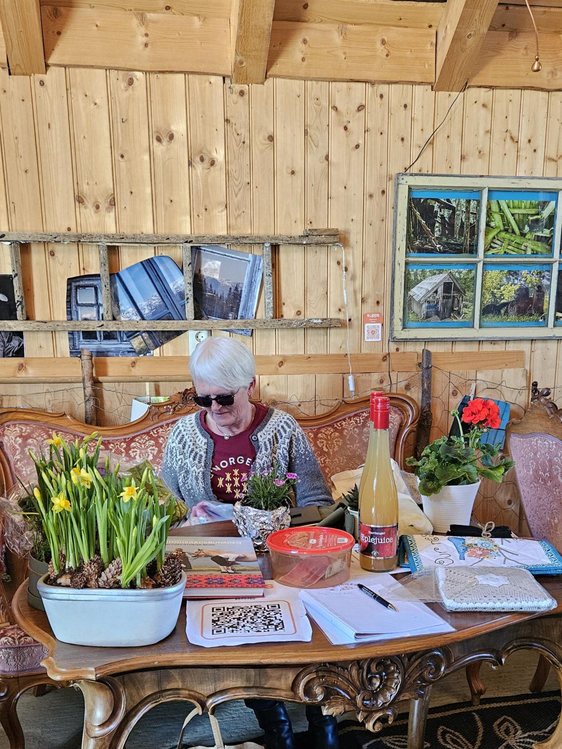 Kvinne bak bord med gevinstar