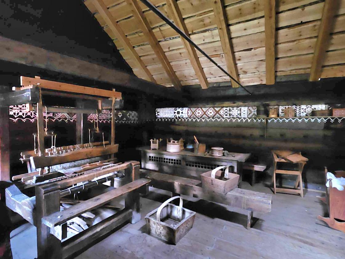 Gamalt hus med vev og museumsgjenstandar