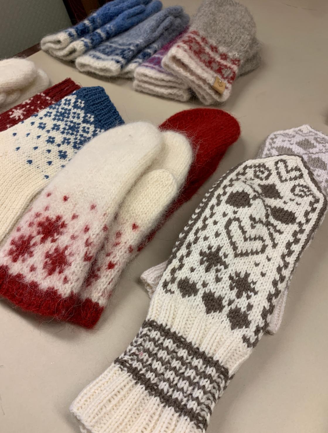 ""Tre nøtter til Askepott" heter mønsteret på votten nærmest i bildet