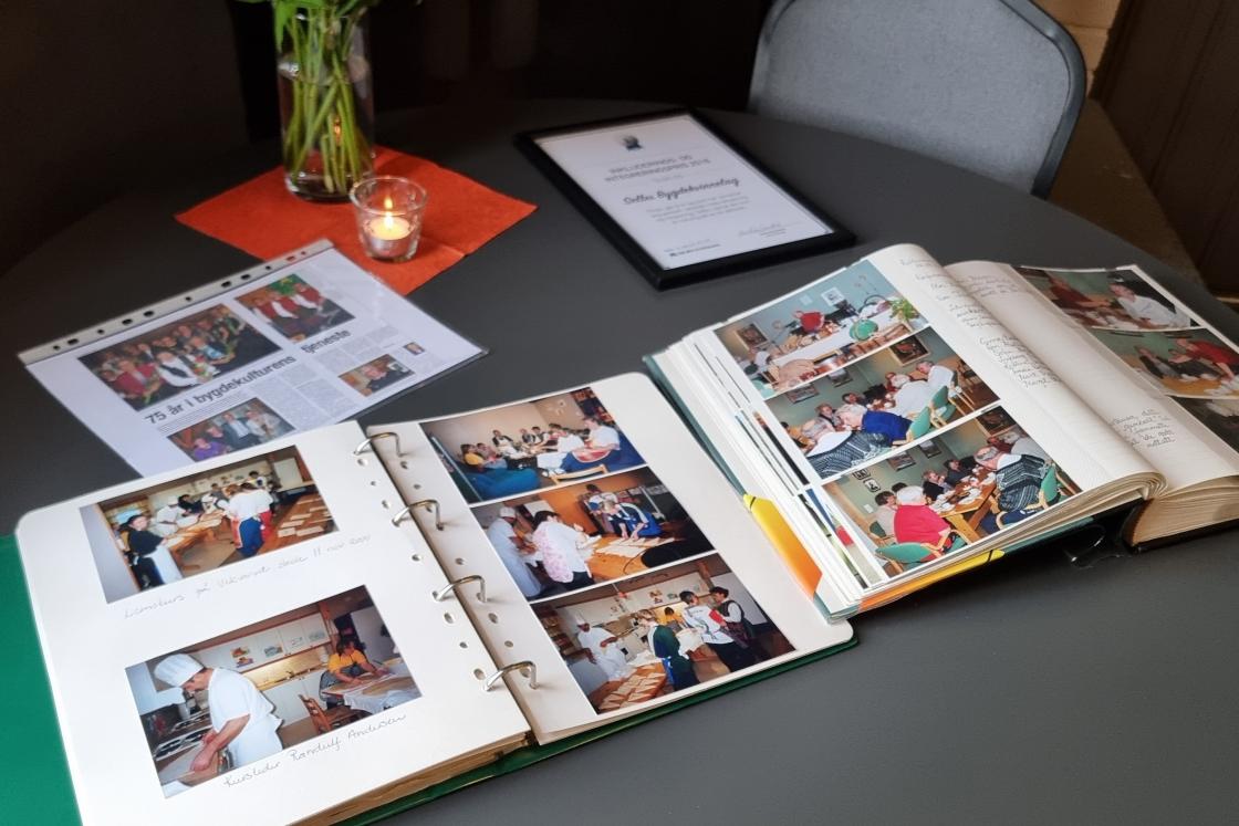 Fotobøker på bord