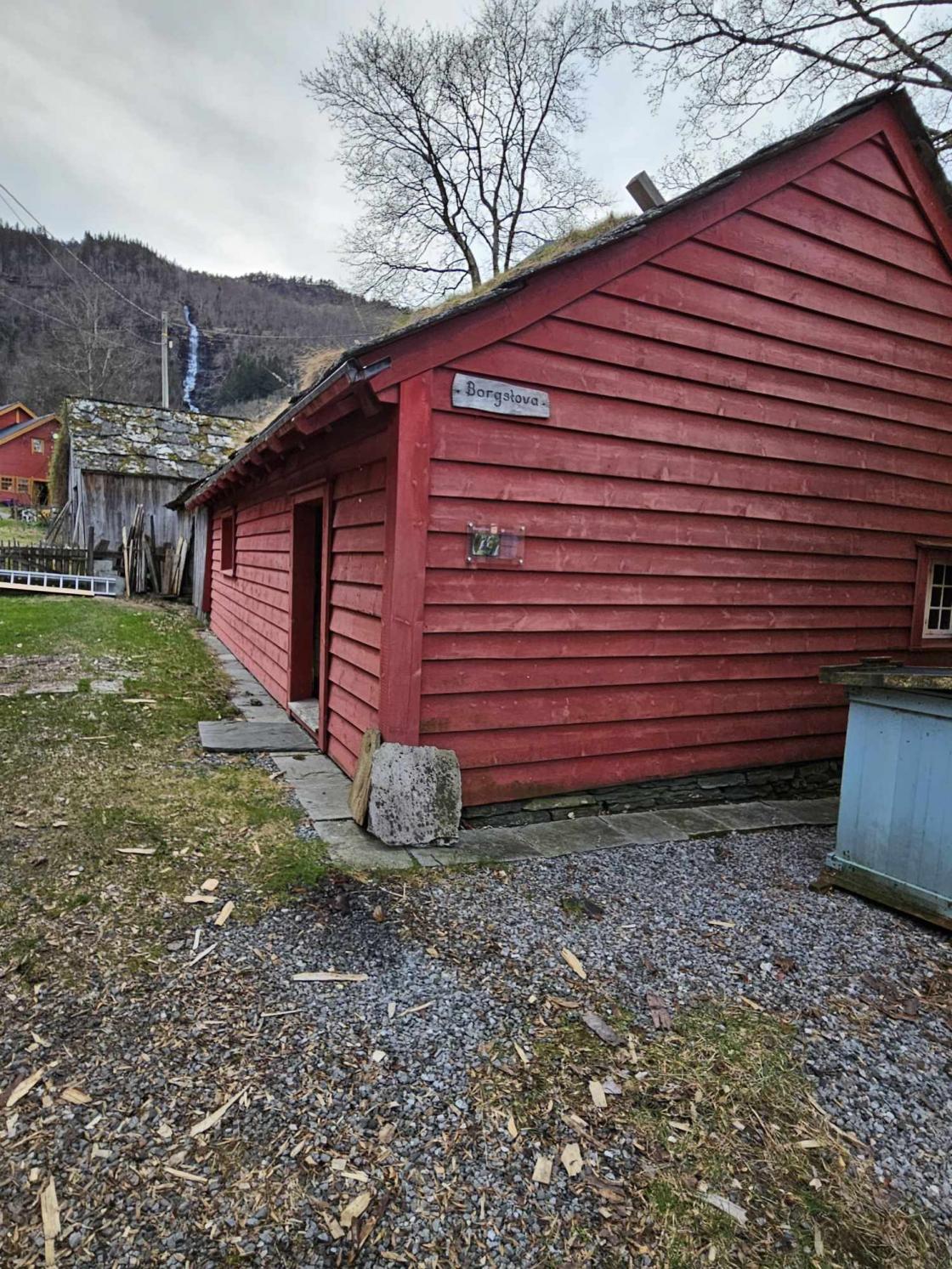 Raud bygning med skiltet Borgstove