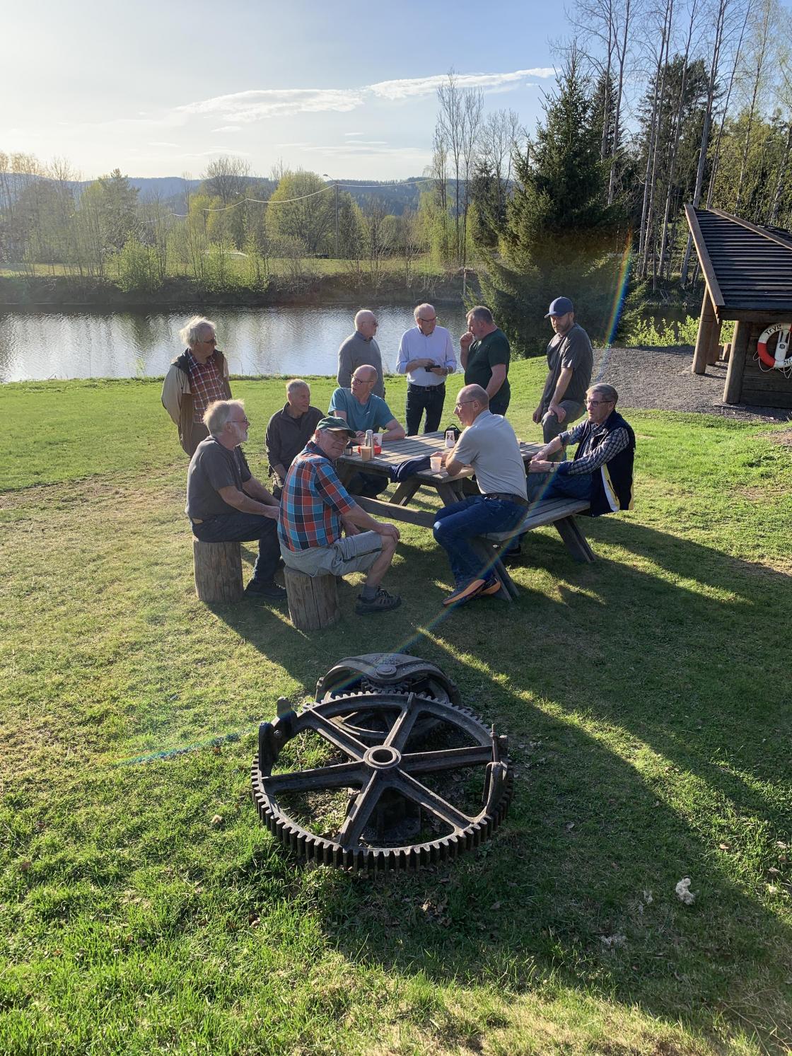 Og noen av dem som ikke fikk plass til tok seg en god prat ute