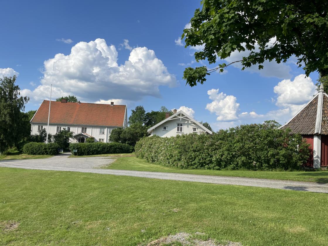 Hovedbygningen og forpakterboligen