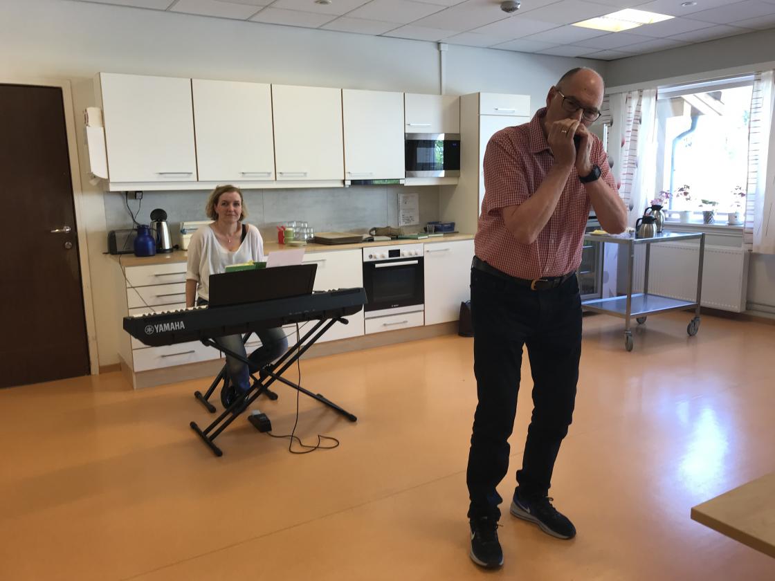 Vi fekk høyre både vals, tango og mazurka.