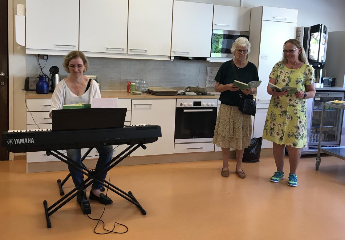 Linda var songleiar og hadde funne mange, fine vårsongar.