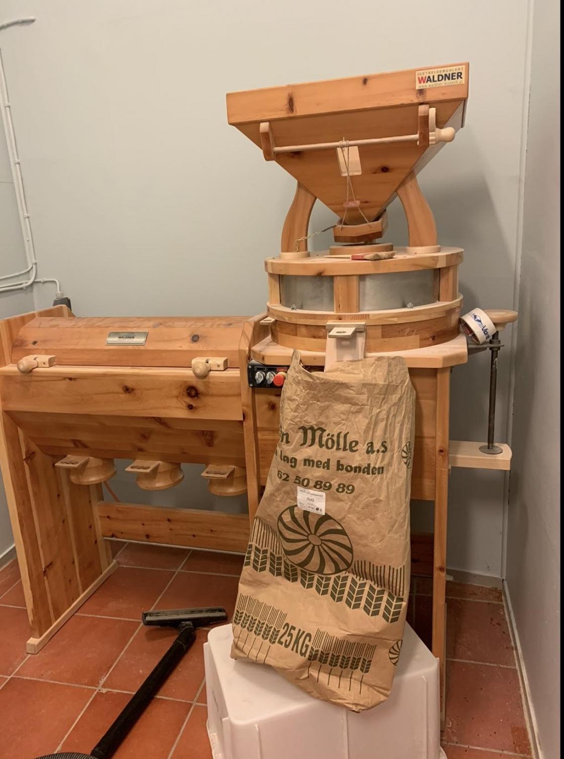 Bakeriet produserer det meste av landsbyens behov for ferske bakevarer. Det lages også flere typer pasta og pizza