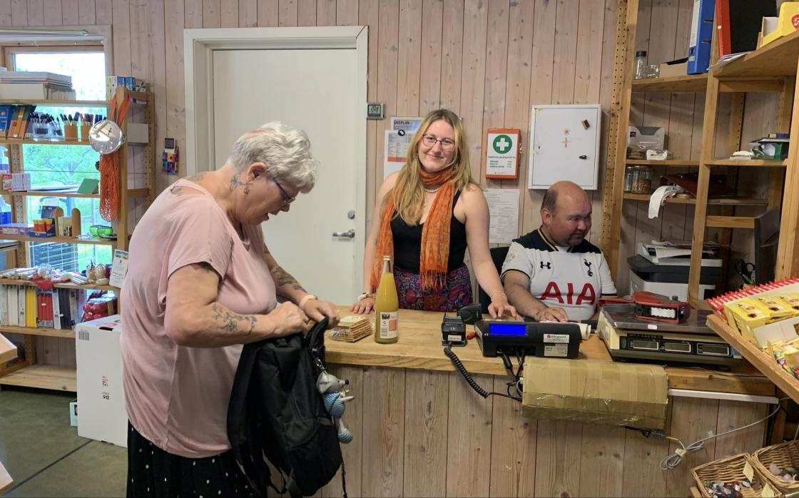 Butikken selger miljøvennlige og økologiske varer og produkter. -Og her sitter Ola for ekspedere deg.produsert på Vidaråsen