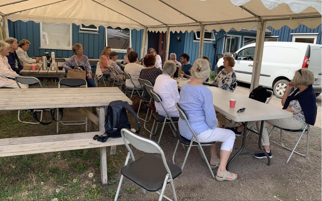 Her får damene fra Slagen smake på noen av de gode bakevarene