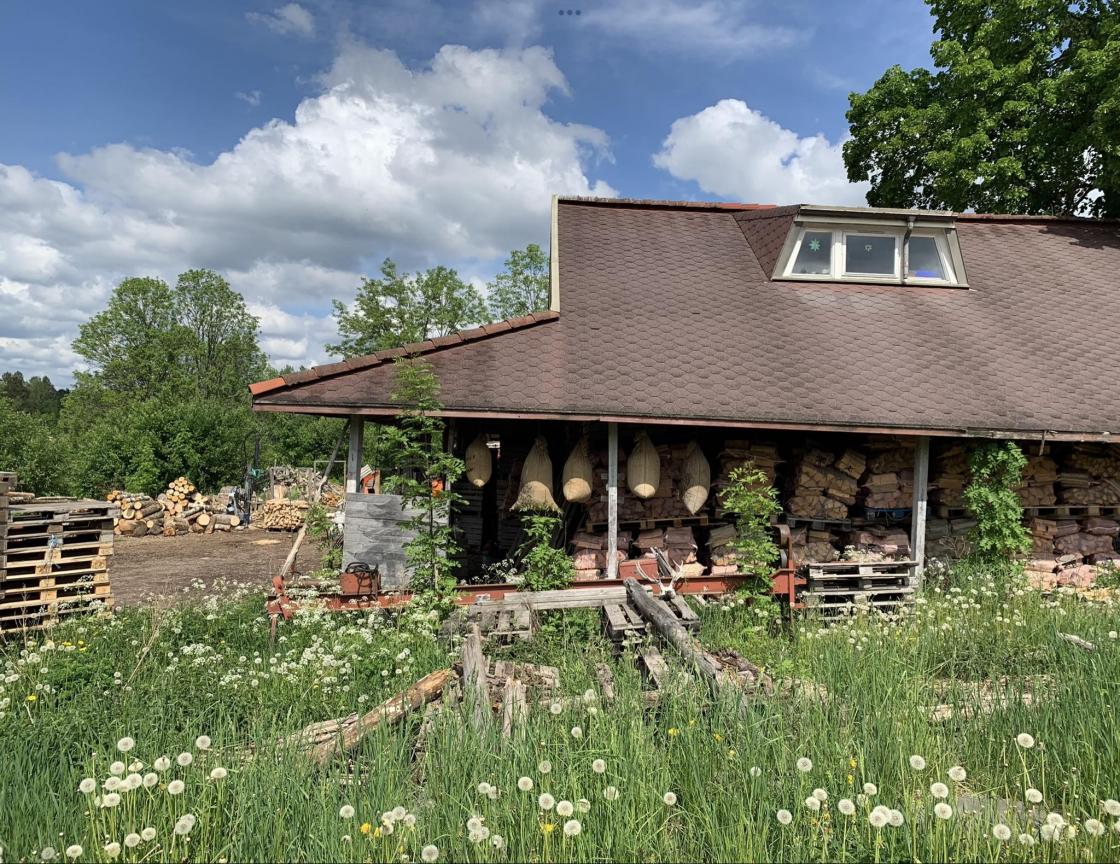 Landsbyen har behov for ved og denne taes ut i egen skog. Annen trematrialet går til vedlikehold.