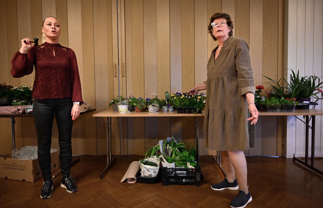 Auksjonarius Wenche og Kathrine klare for å klubbe inn budene