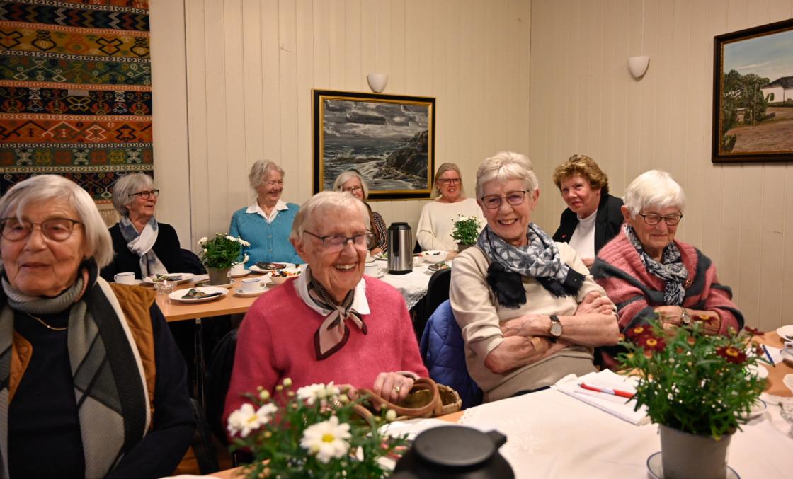 Damene koser seg og latteren sitter løst