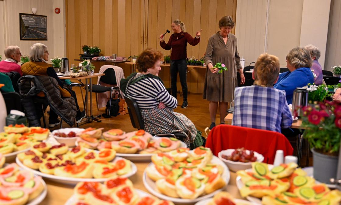 Snart servering av hjemmebakte rundstykker og kake