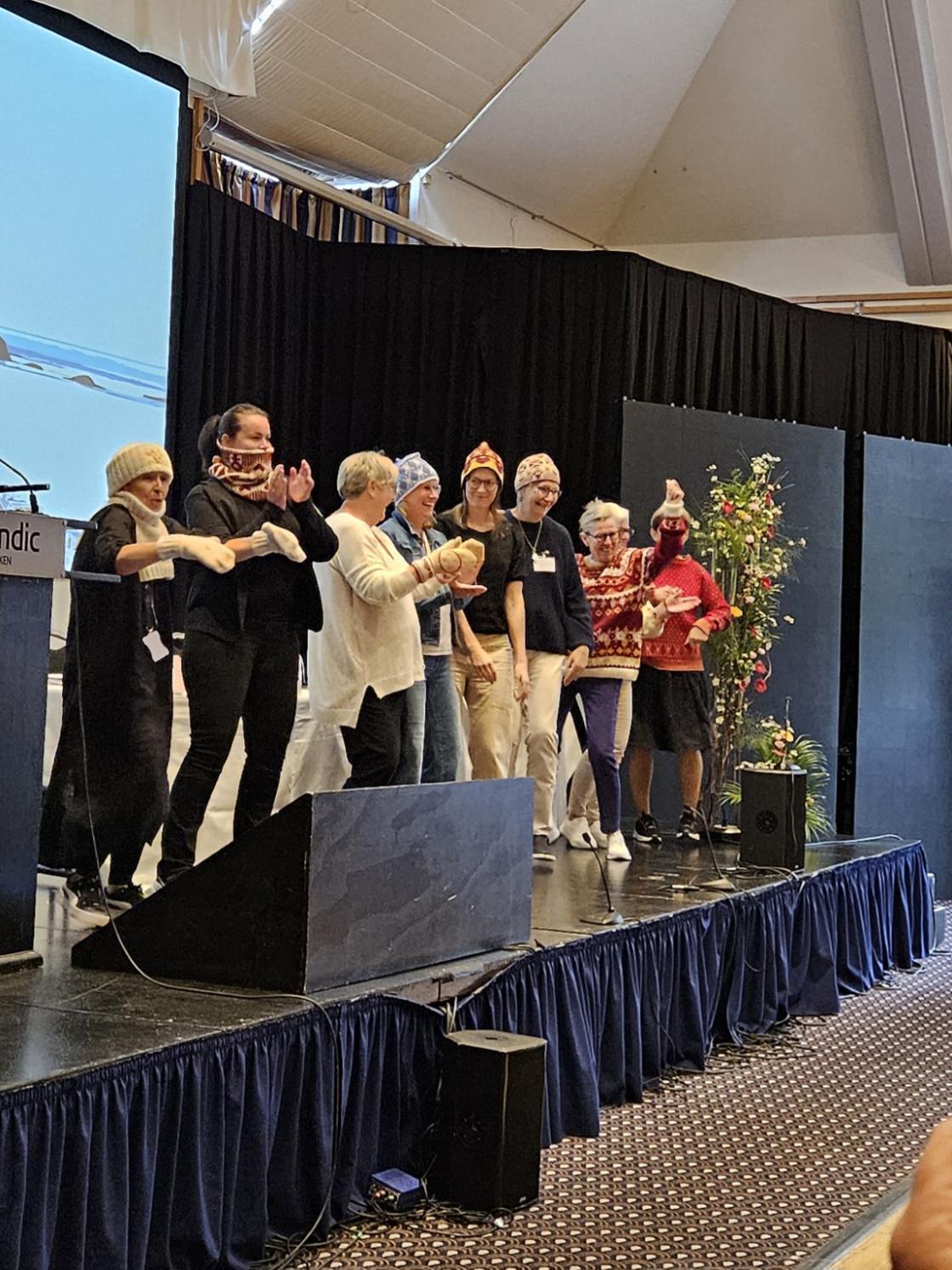 Kvinner i strikka plagg på scene