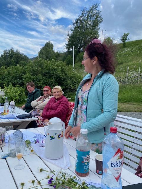 Elisabeth S underholdt med morsom sang