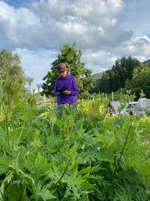 Else Oline midt i blomsterenga