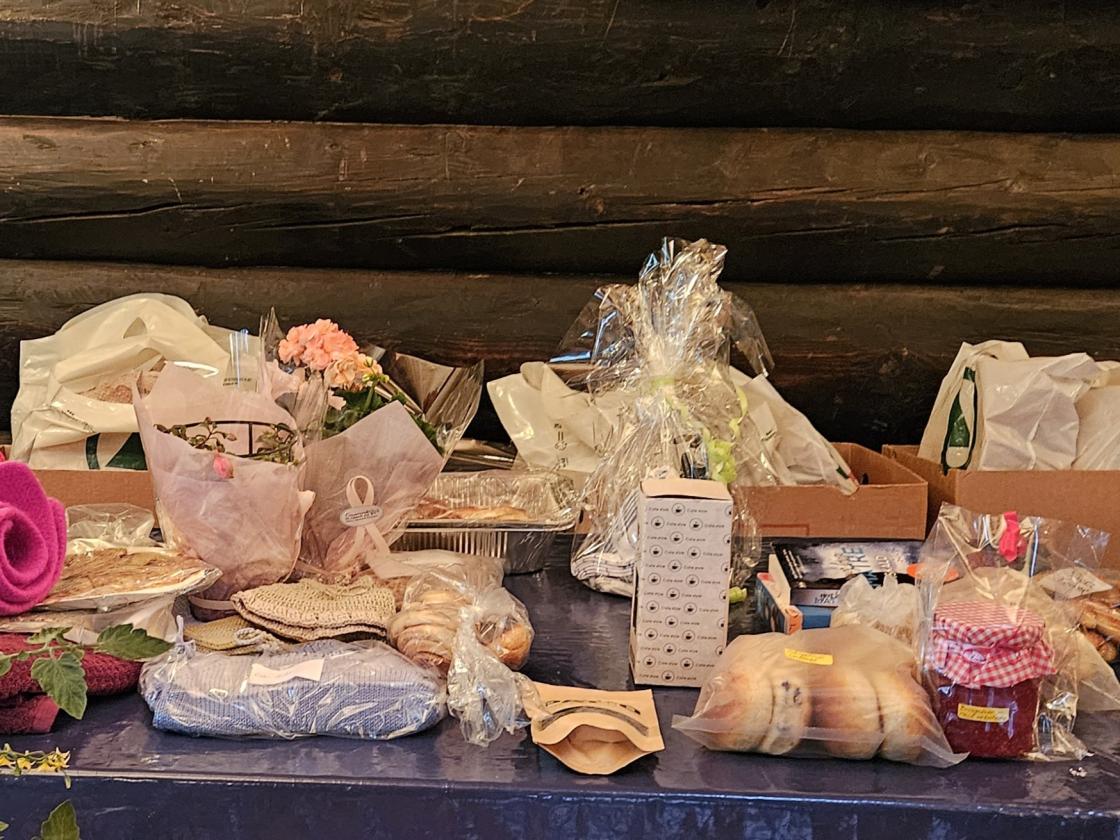 Gevinstar på eit bord, bakevarer, blomar og anna.