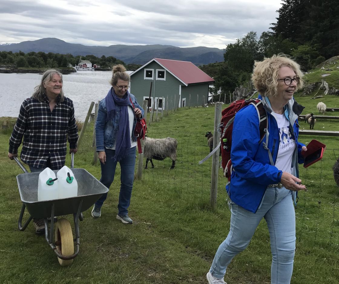 Randi kom og møtte oss med trillebår for å hente vatn!