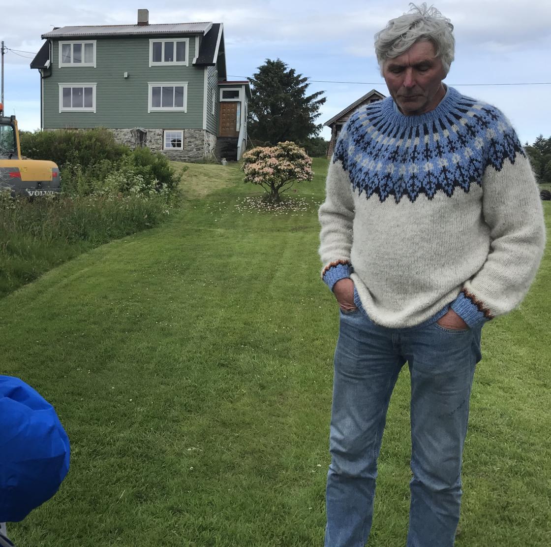 Båtføraren vår, Jon, eig garden no, og fortalde historia.